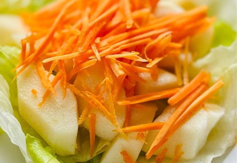 Salad lê kết hợp nhiều loại rau xanh giúp nạp nhiều dưỡng chất quan trọng cho cơ thể