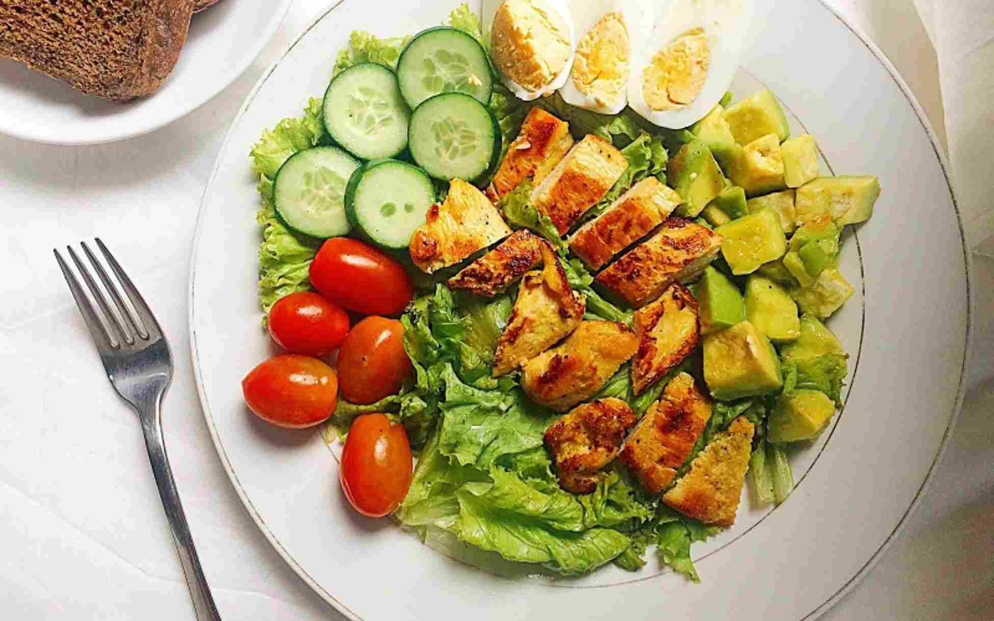 Ăn thịt gà có béo không?Salad ức gà là món ăn ưa chuộng của những người ăn kiêng