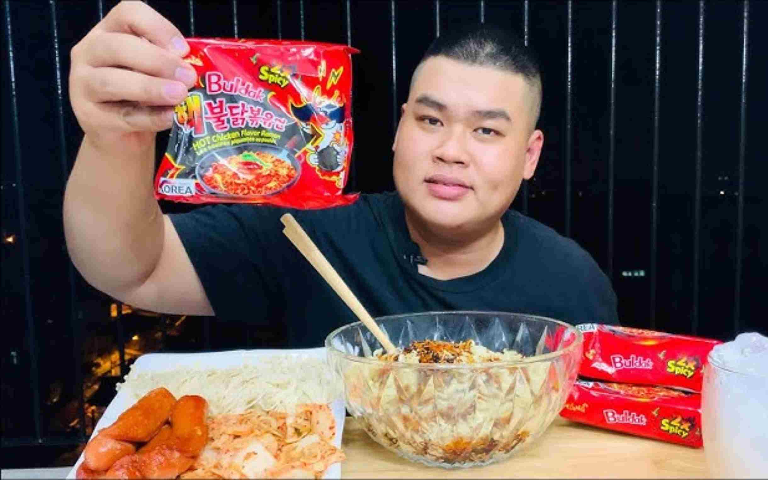 Youtuber thử thách ăn mì Samyang