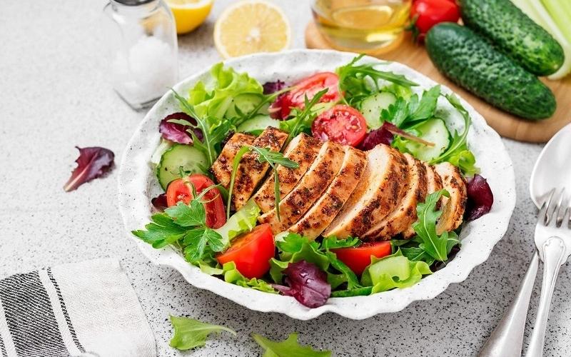 Có thể ăn salad kết hợp với gà hay cá áp chảo thơm ngon nhưng vẫn hỗ trợ giảm cân