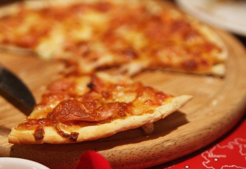 Nên ăn pizza đế mỏng để không phải lo pizza bao nhiêu calo