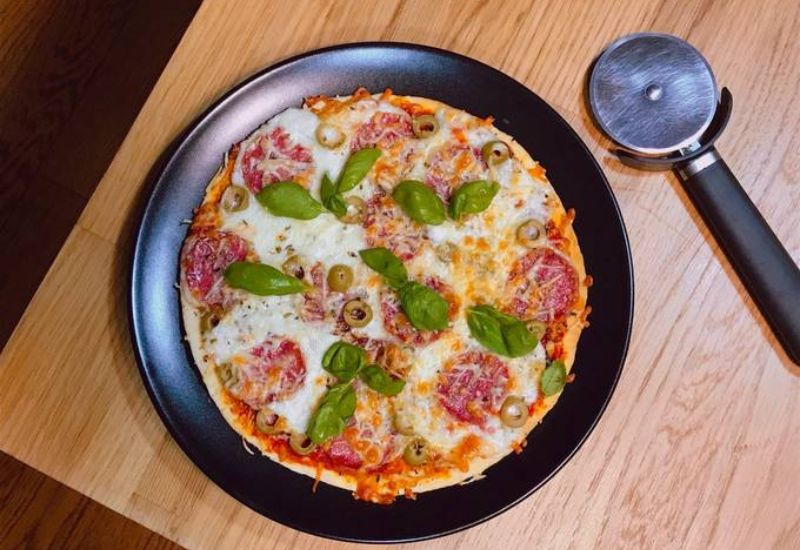 Nên ăn pizza kết hợp thêm nhiều loại rau củ để cân bằng dinh dưỡng cho cơ thể