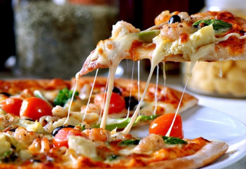 Tuy món pizza thơm ngon và dễ gây “nghiện” nhưng cần hạn chế tiêu thụ quá nhiều