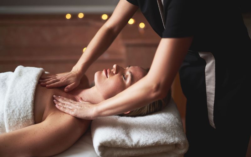 Massage đều đặn mỗi ngày để giảm, cải thiện độ chảy xệ của vú